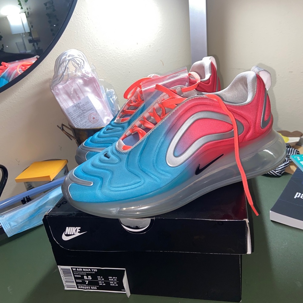 Nike AirMax 720 women’s 8.5